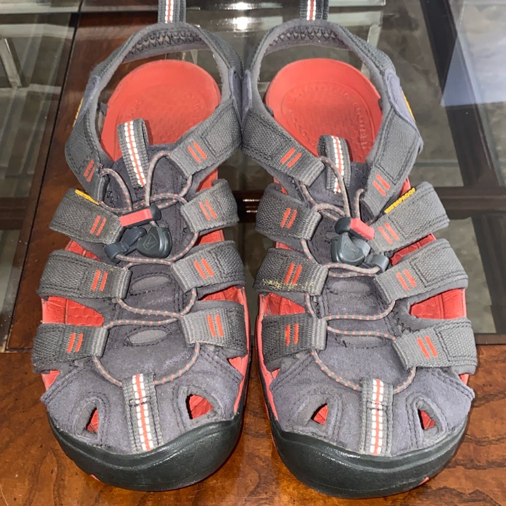 Used pair of Keen brand, size 7 ladies sneakers. I’m great condition.